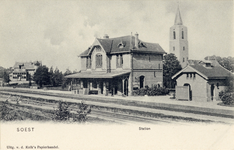 14530 Gezicht op de achter- en linkergevel van het N.C.S.-station Soest (Stationsweg 18) te Soest; met rechts het ...